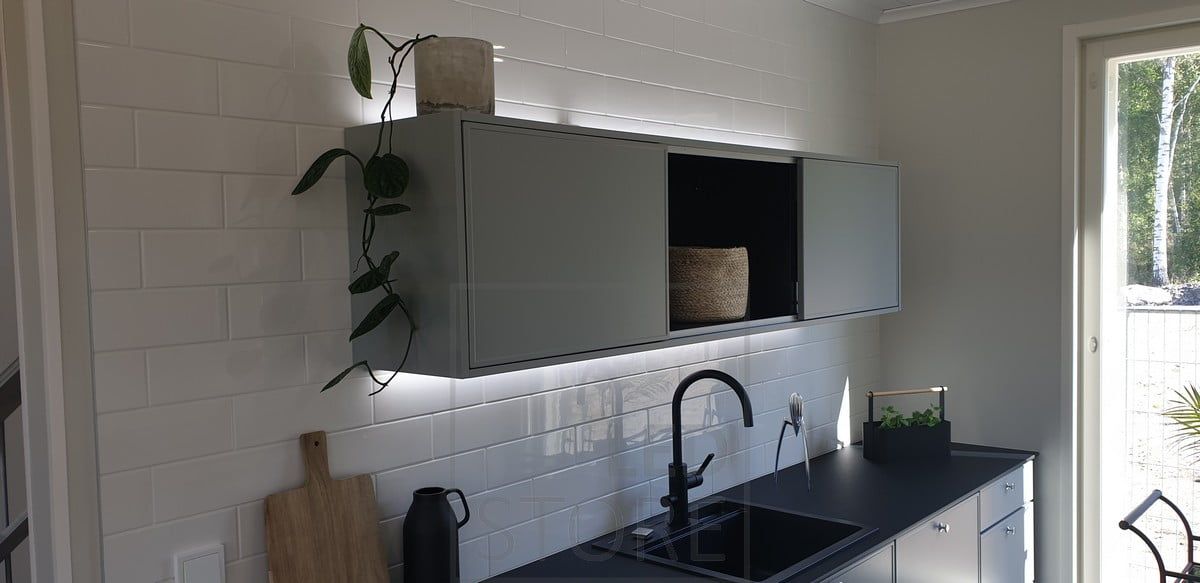 Le strisce LED illuminano la parte superiore dell'armadio e il piano di lavoro, creando un bellissimo effetto di luce che accentua la cucina. Ledstore.fi