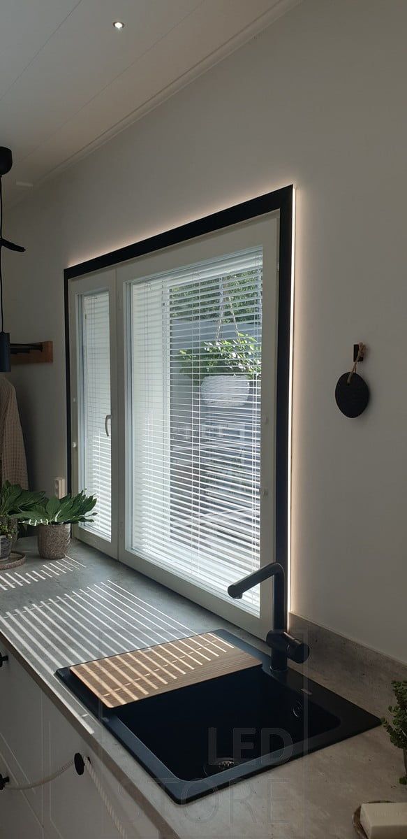 La finestra è evidenziata da una striscia a led, la luce è morbida e d'atmosfera. Ledstore.fi