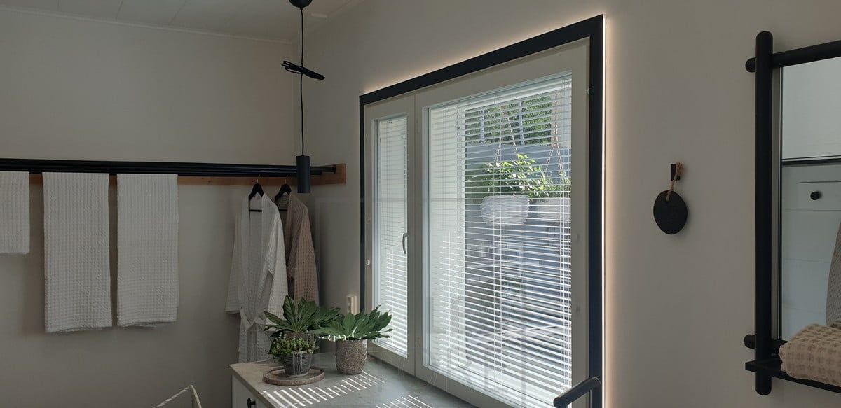 La finestra è accentuata da una striscia LED che crea una luce morbida intorno alla finestra. Ledstore.fi