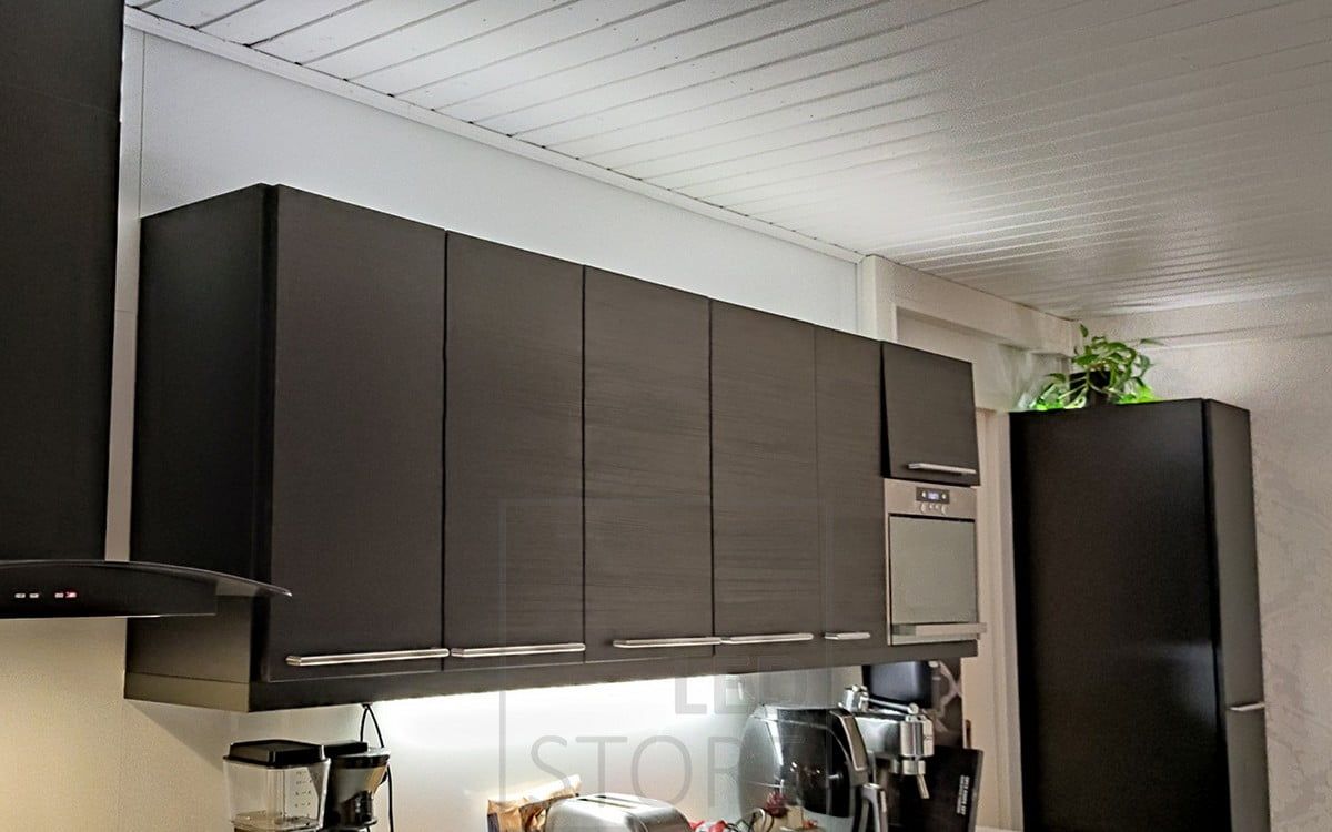 Illuminazione d'atmosfera indiretta e illuminazione di servizio in cucina. Ledstore.fi