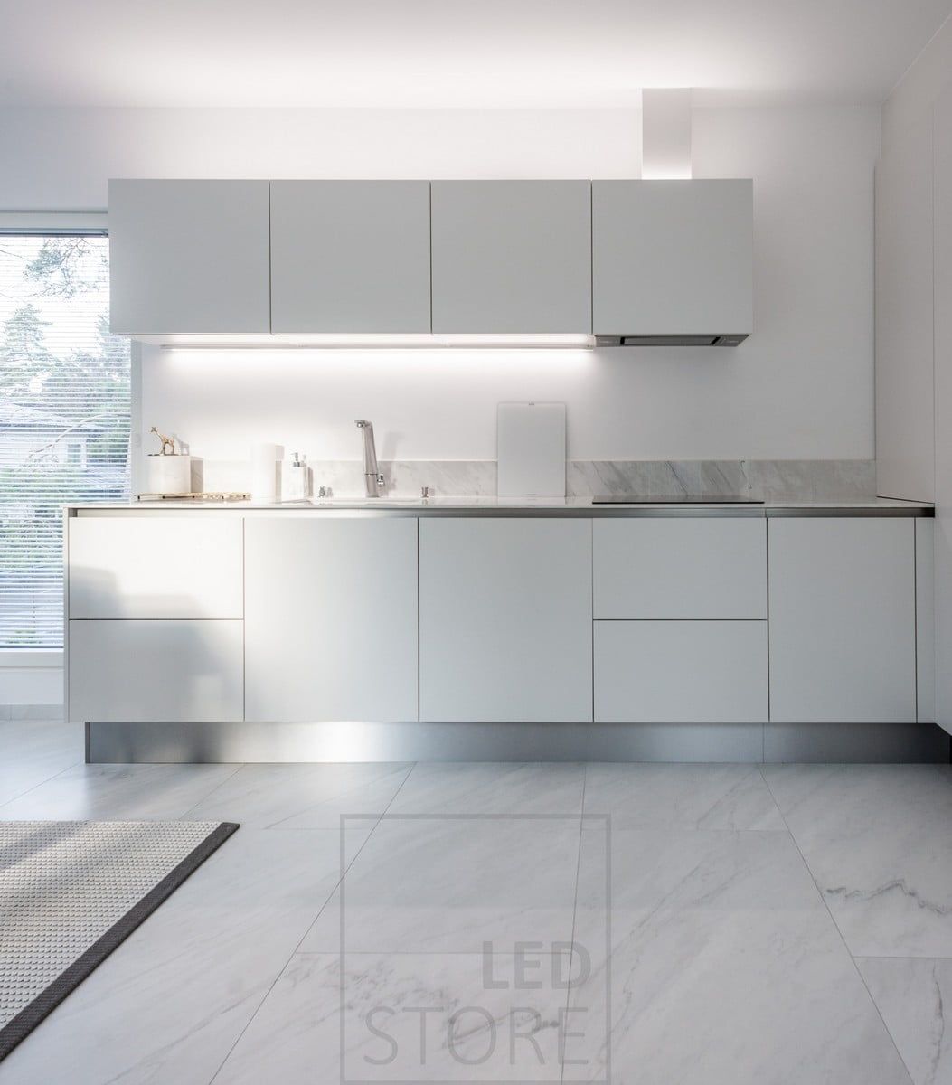 Una bella cucina bianca illuminata da strisce led con luce bianca neutra da 4000 Kelvin che mette in risalto i toni puliti scelti per la cucina. Ledstore.fi