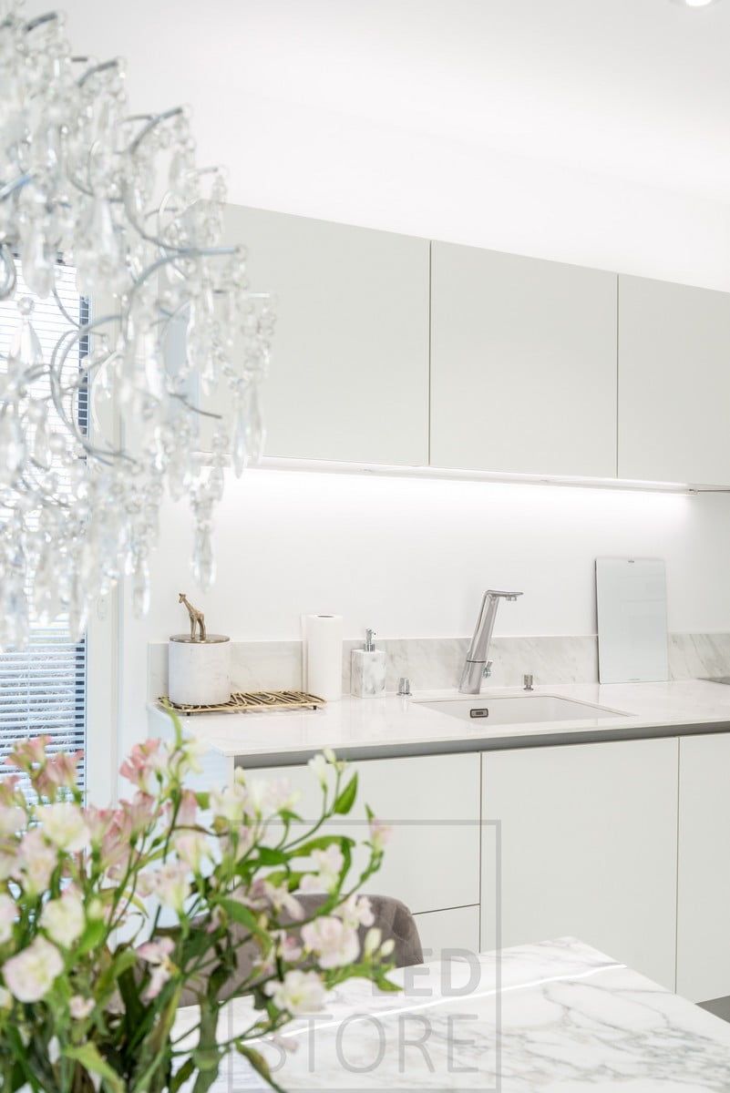 In cucina, strisce led da 4000K sia sui mobili che sul piano di lavoro. Ledstore.fi
