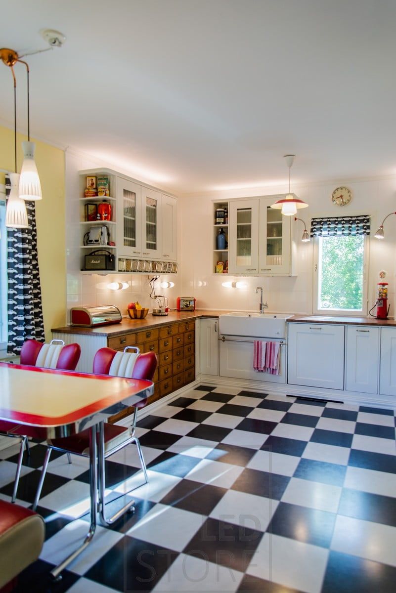 Sopra i mobili della cucina, strisce di led illuminano la cucina con una luce indiretta e d'atmosfera. Ledstore.fi