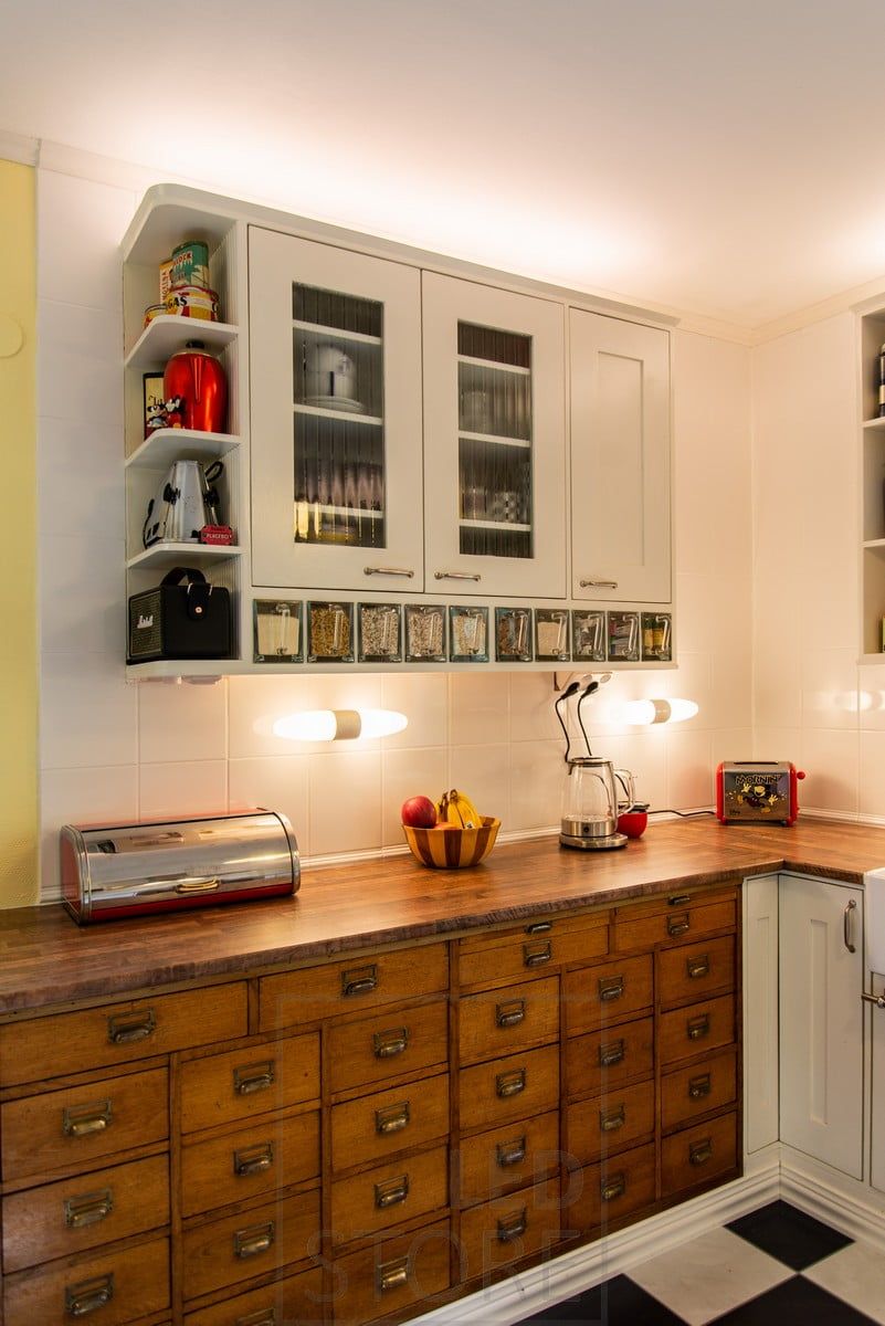 Strisce led e applique già presenti in cucina creano un bellissimo schema di illuminazione in cucina. Ledstore.fi
