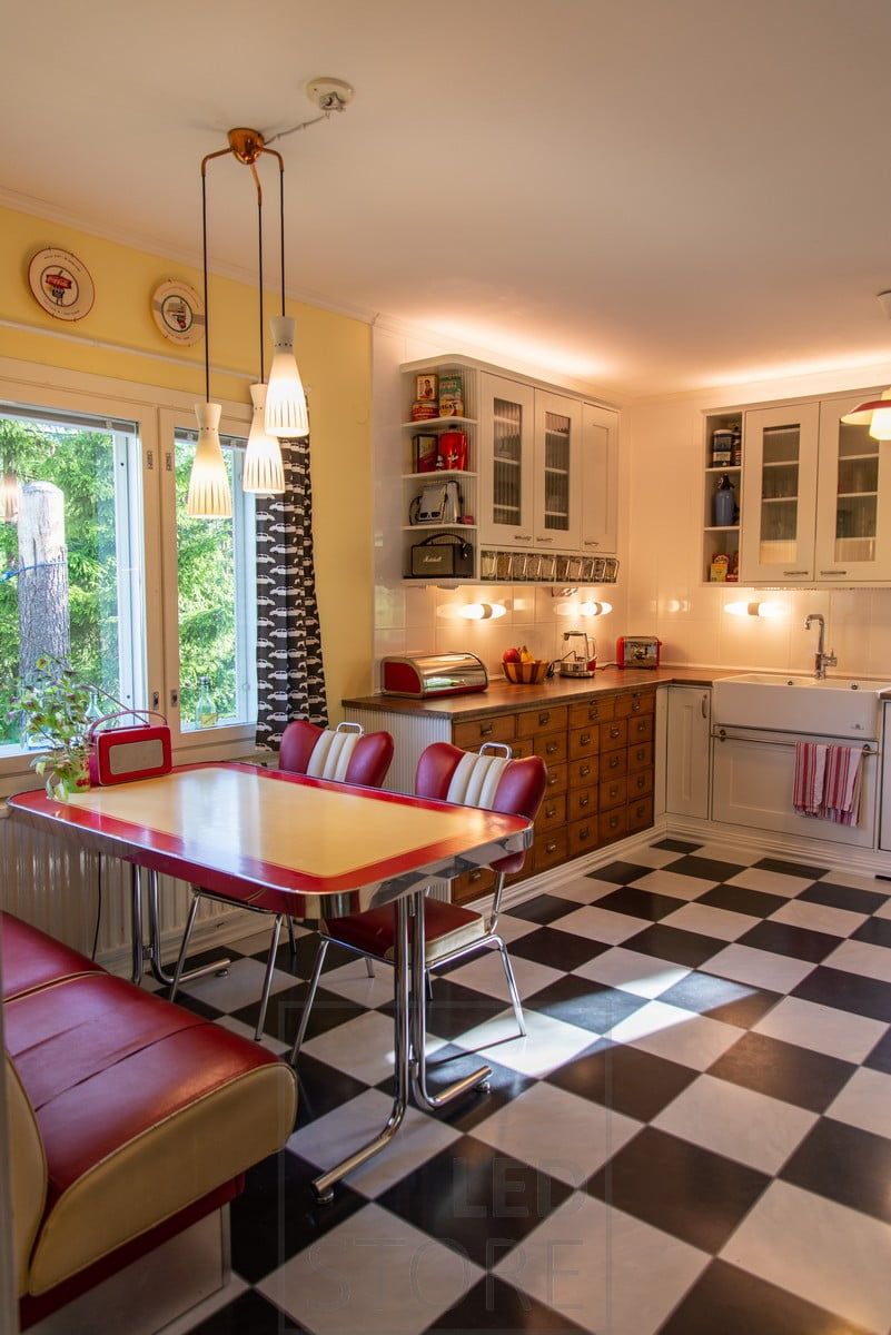 In cucina, le strisce LED sopra gli armadietti illuminano indirettamente e dolcemente la cucina d'atmosfera. Ledstore.fi