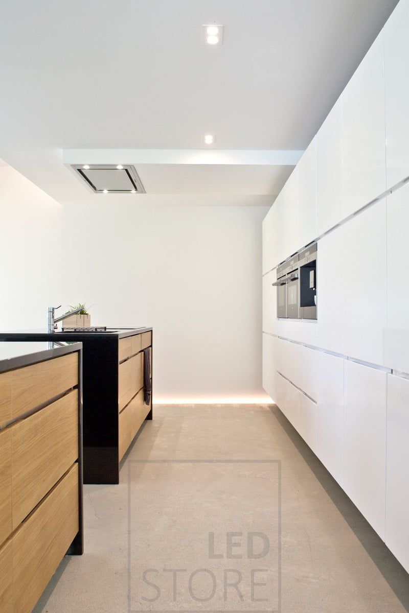 In cucina, illuminazione d'atmosfera indiretta sul pavimento e sul soffitto. Nel pavimento, una scanalatura lasciata nella modanatura riempita con pietre decorative e una striscia led installata nel bordo della scanalatura. Ledstore.fi