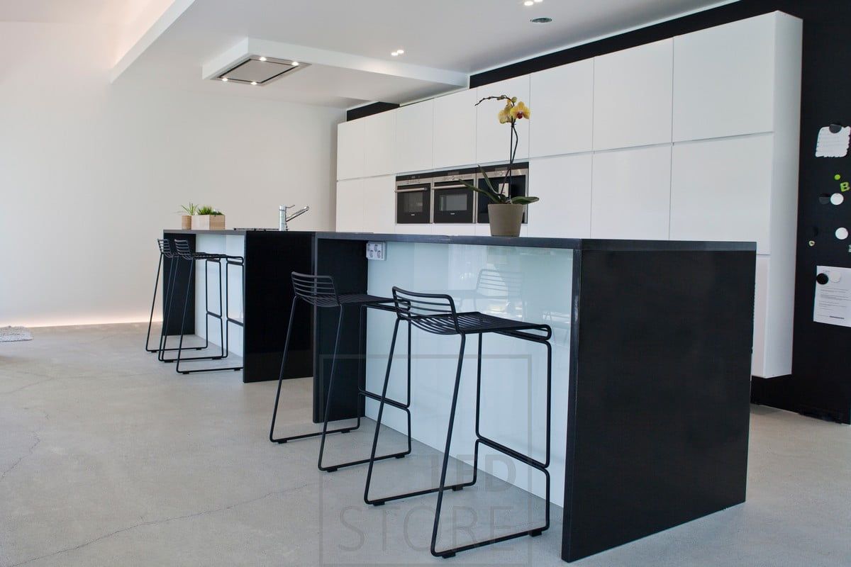 In cucina, luce indiretta nel soffitto e nel pavimento. Ledstore.fi