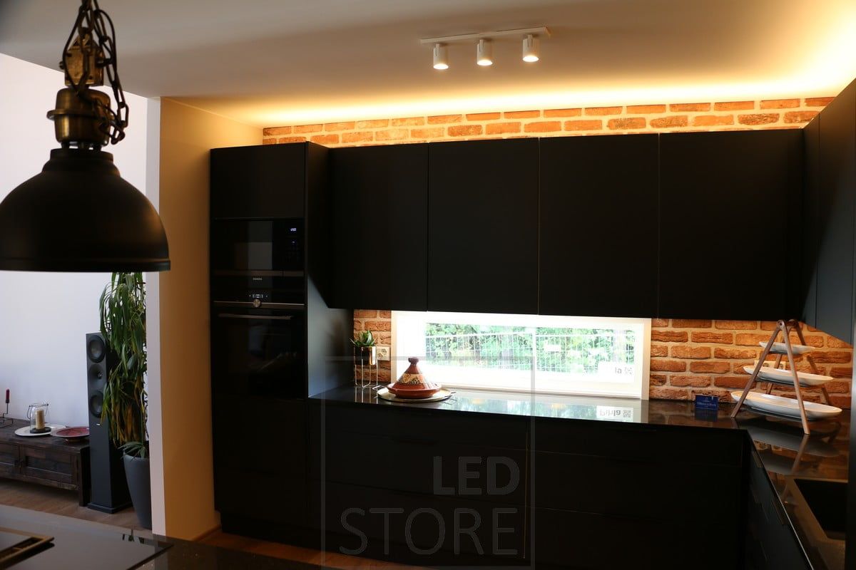 Sopra i mobili della cucina, strisce LED illuminano la luce indiretta, creando una luce morbida e d'atmosfera. Un profilo LED fissato alla base dei mobili illumina il piano di lavoro. Ledstore.fi