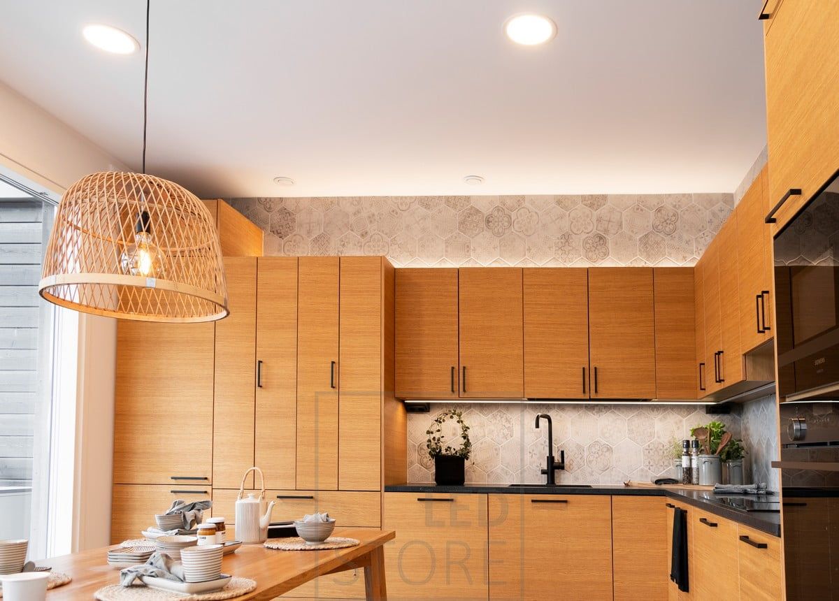 Illuminazione indiretta sopra gli armadi, luce morbida e d'atmosfera. Apparecchi da incasso a soffitto per l'illuminazione generale. Ledstore.fi