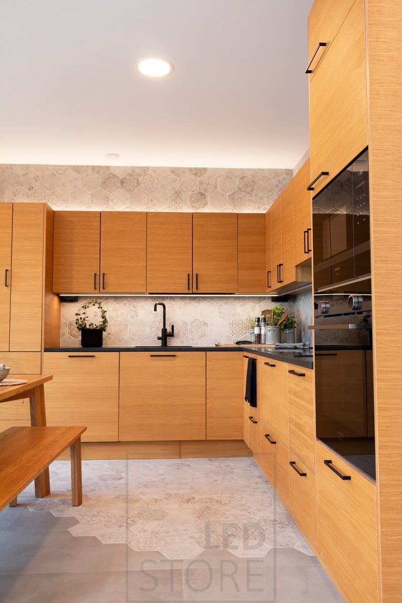 In cucina, illuminazione indiretta sopra i mobili, luce morbida e d'atmosfera. Plafoniere a incasso come illuminazione generale. Ledstore.fi