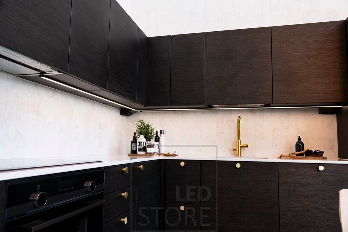 Testo LED STORE su sfondo verde con contorno quadrato bianco; marchio di un negozio di illuminazione LED ecologico.