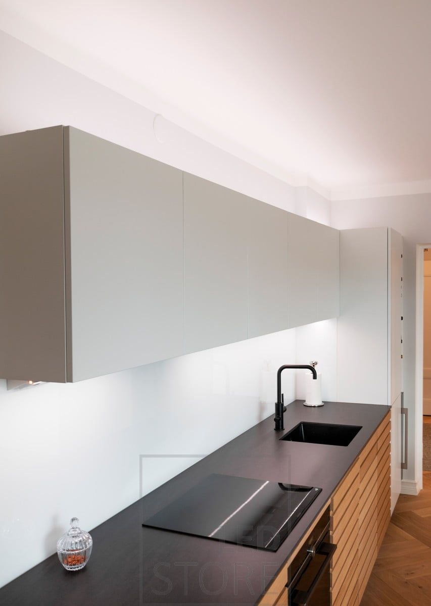 Illuminazione da cucina regolabile in temperatura di colore, sul piano di lavoro e sopra gli armadietti, per un'illuminazione d'atmosfera e d'effetto. Ledstore.fi