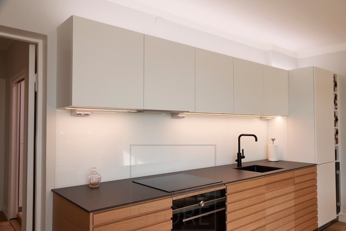 Illuminazione della cucina regolabile in temperatura di colore, sul piano di lavoro e sopra i mobili. Ledstore.fi