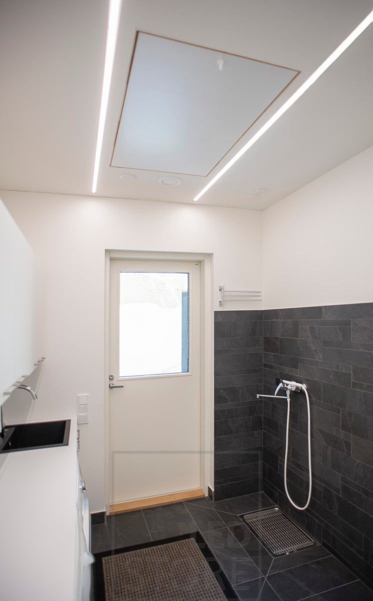 Strisce led in profili incassati nel soffitto per creare un'illuminazione generale dello spazio. Ledstore.fi
