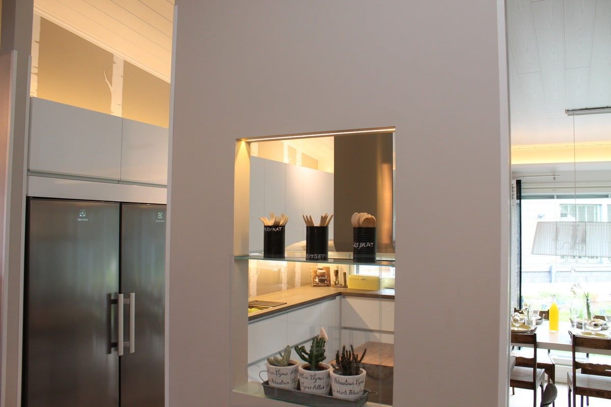 Illuminazione della cucina con strisce led sopra i mobili e sul piano di lavoro, oltre a mettere in risalto la bella mensola sulla parete divisoria. Ledstore.fi