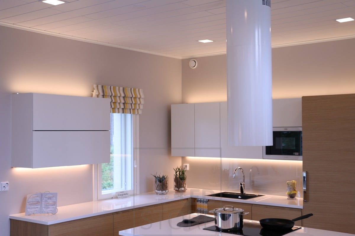 Luce indiretta sopra gli armadi, sopra il piano di lavoro strisce led a basso profilo. Ledstore.fi