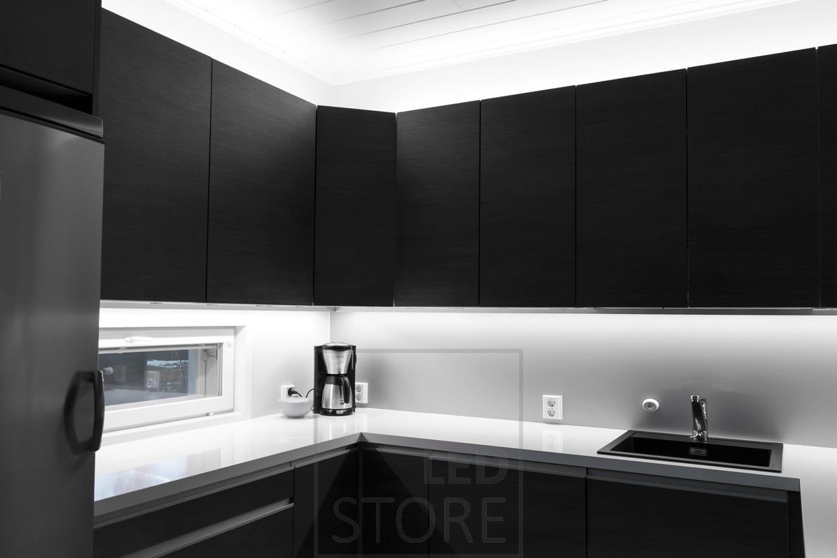 In cucina illuminazione d'atmosfera e pratica realizzata con strisce led. Ledstore.fi