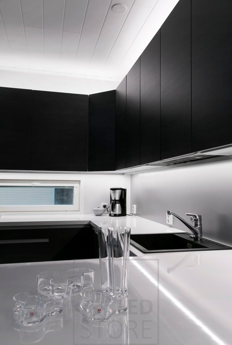 In cucina, luce indiretta sopra i mobili per una luce indiretta più morbida e sul piano di lavoro come efficace luce di servizio. Ledstore.fi