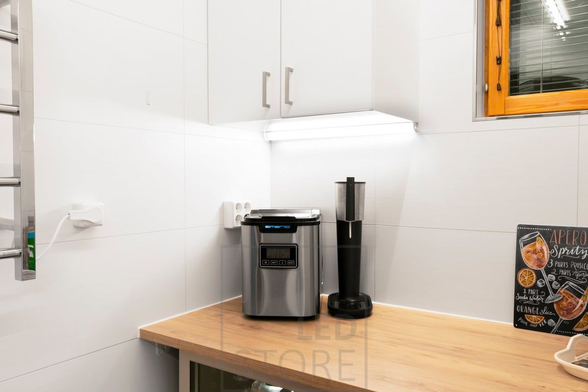 Sotto il mobile, nell'angolo tra la parete e il mobile, un ampio profilo angolare con una striscia LED che illumina il piano di lavoro. Il profilo può contenere fino a tre strisce LED. Ledstore.fi