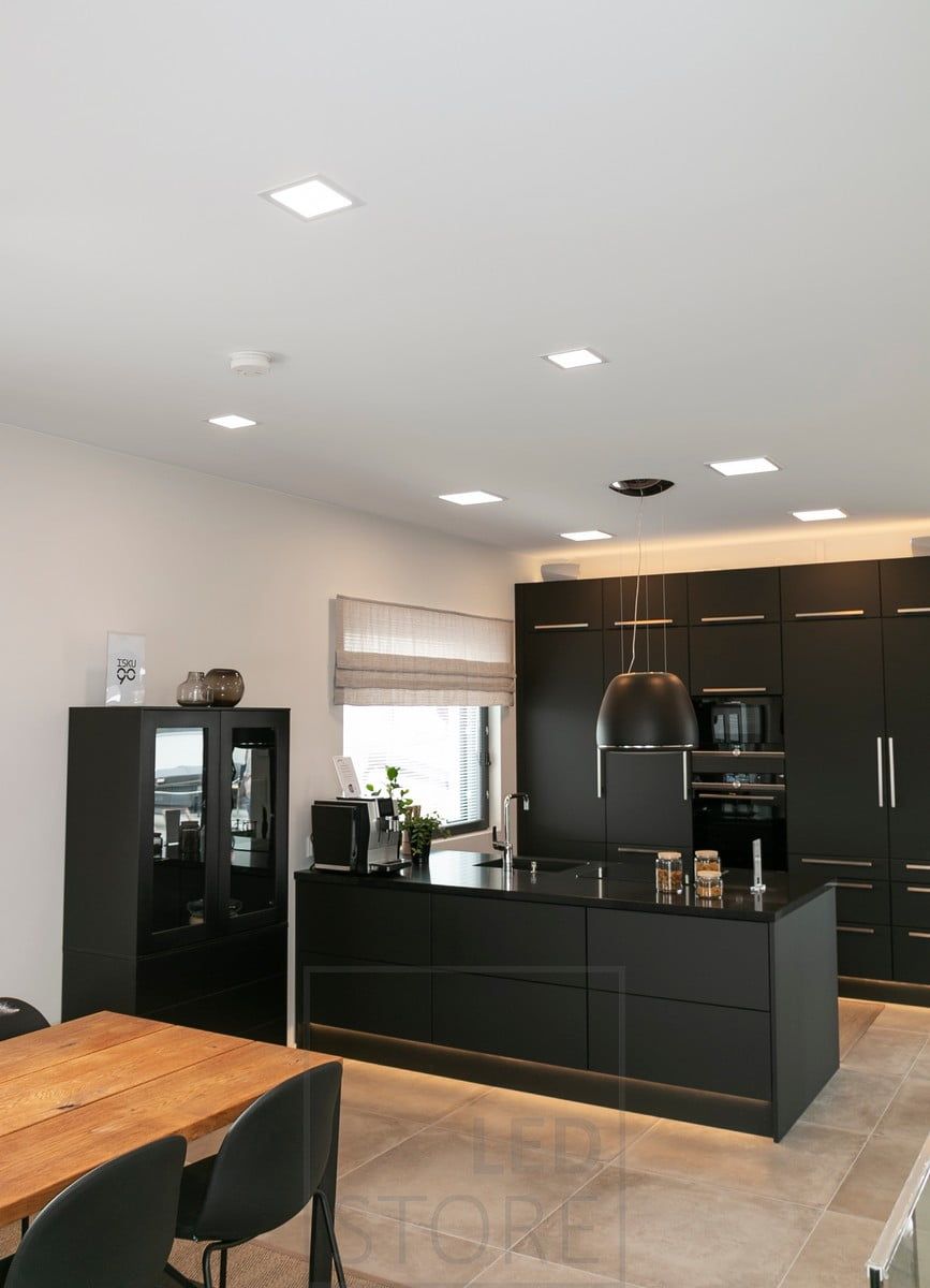 In cucina, illuminazione generale con piccoli pannelli luminosi, strisce led sopra i mobili e sullo zoccolo. Ledstore.fi