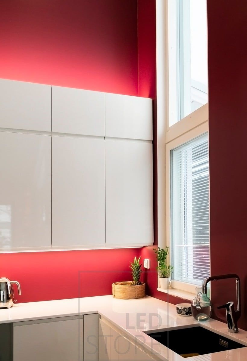 Luce indiretta sopra i mobili della cucina, striscia LED sotto i mobili per illuminare il piano della cucina e creare una luce di alta qualità per cucinare. Ledstore.fi