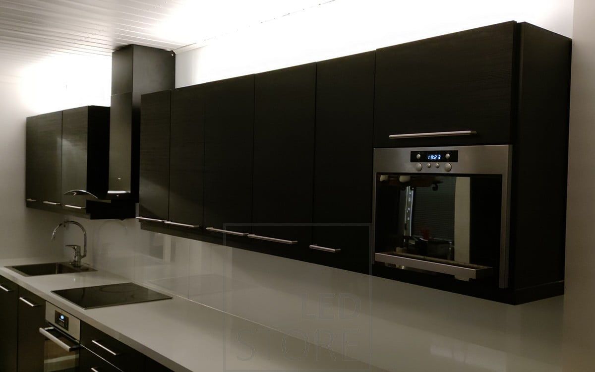 Strisce led dirette al soffitto per creare un'illuminazione soffusa in cucina. Ledstore.fi
