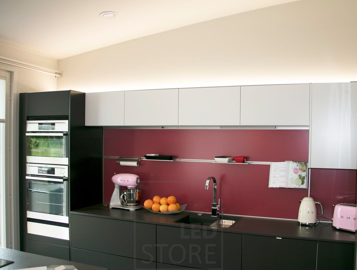Una striscia di led sopra i mobili che illumina la cucina con luce indiretta. Ledstore.fi
