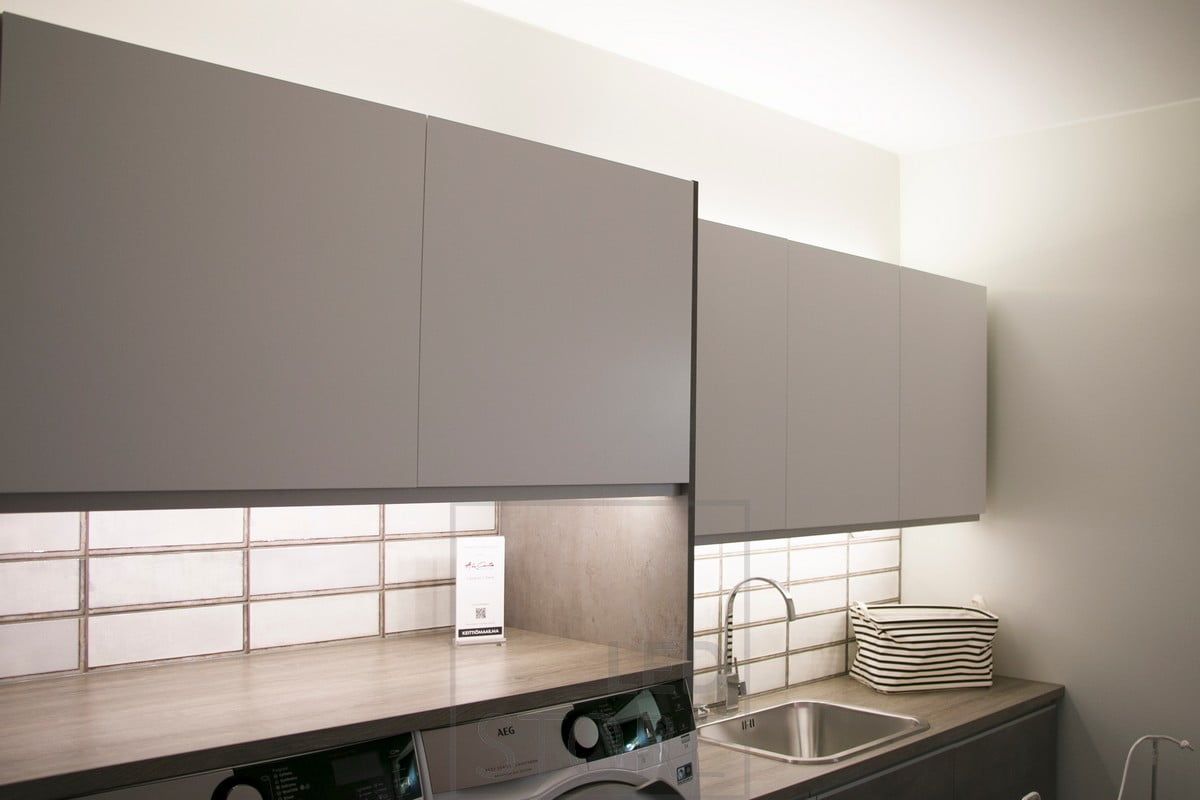 Illuminazione d'atmosfera indiretta sulla parte superiore degli armadi, striscia LED attaccata alla parte inferiore degli armadi come luce di lavoro. Ledstore.fi