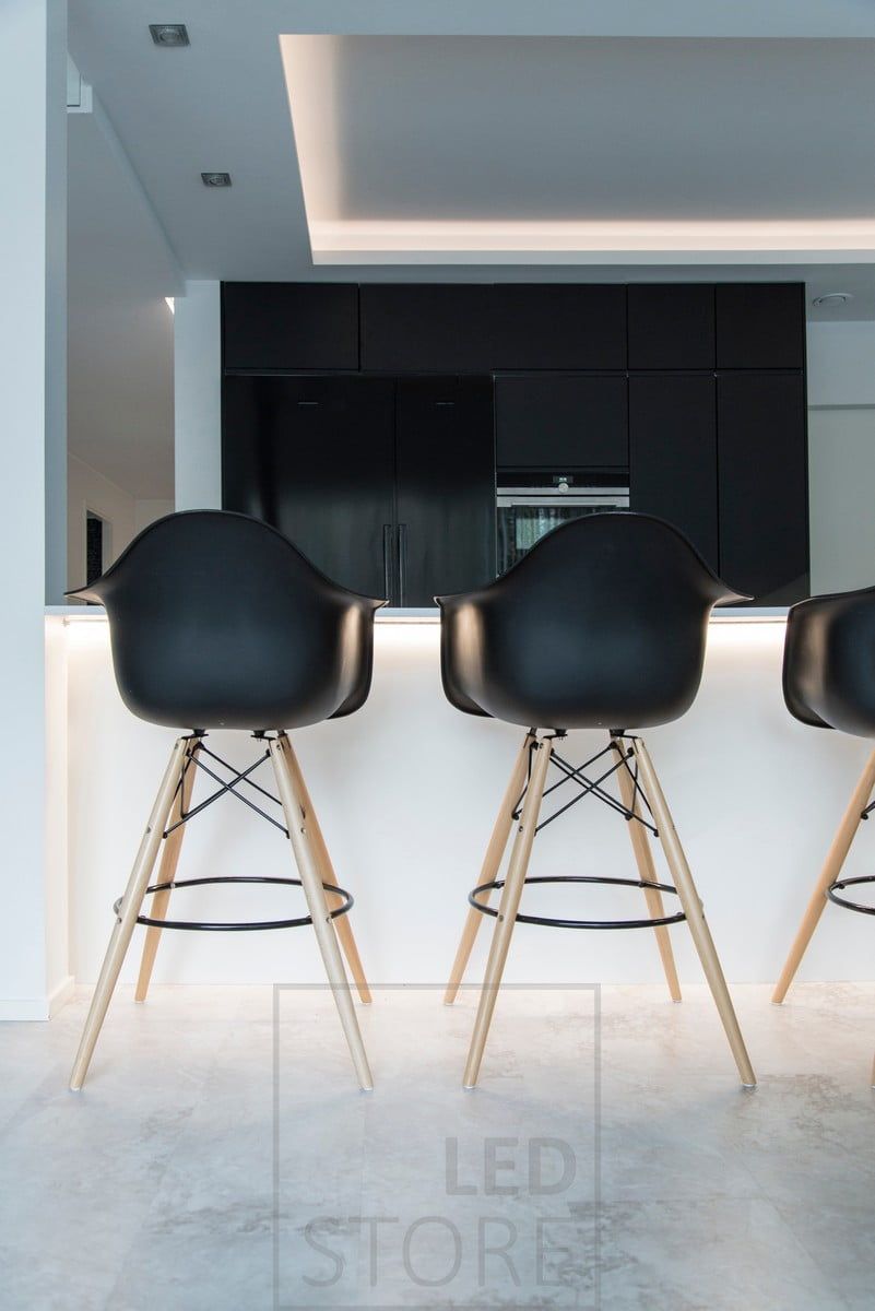 Nastro LED sul labbro dell'isolotto per evidenziarlo, illuminazione indiretta d'atmosfera sul soffitto e faretti come illuminazione generale sulla discesa. Ledstore.fi