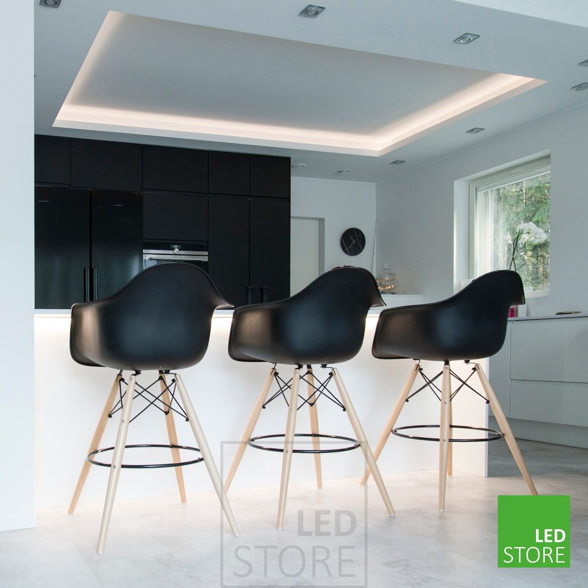 In cucina, una plafoniera con spot sul bordo e una striscia led rivolta verso il basso sul bordo dell'isola. Ledstore.fi