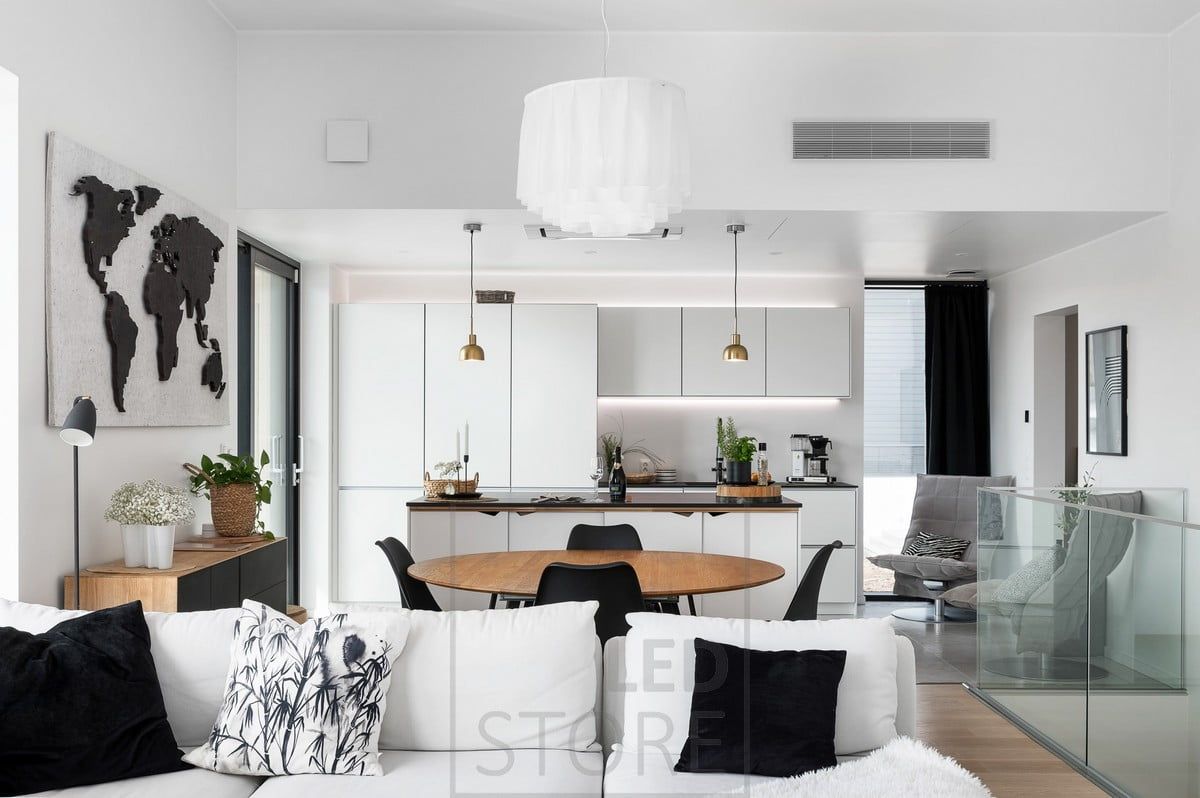 Strisce led che creano un'illuminazione d'effetto sul piano di lavoro della cucina e un'illuminazione d'atmosfera sui pensili. Ledstore.fi