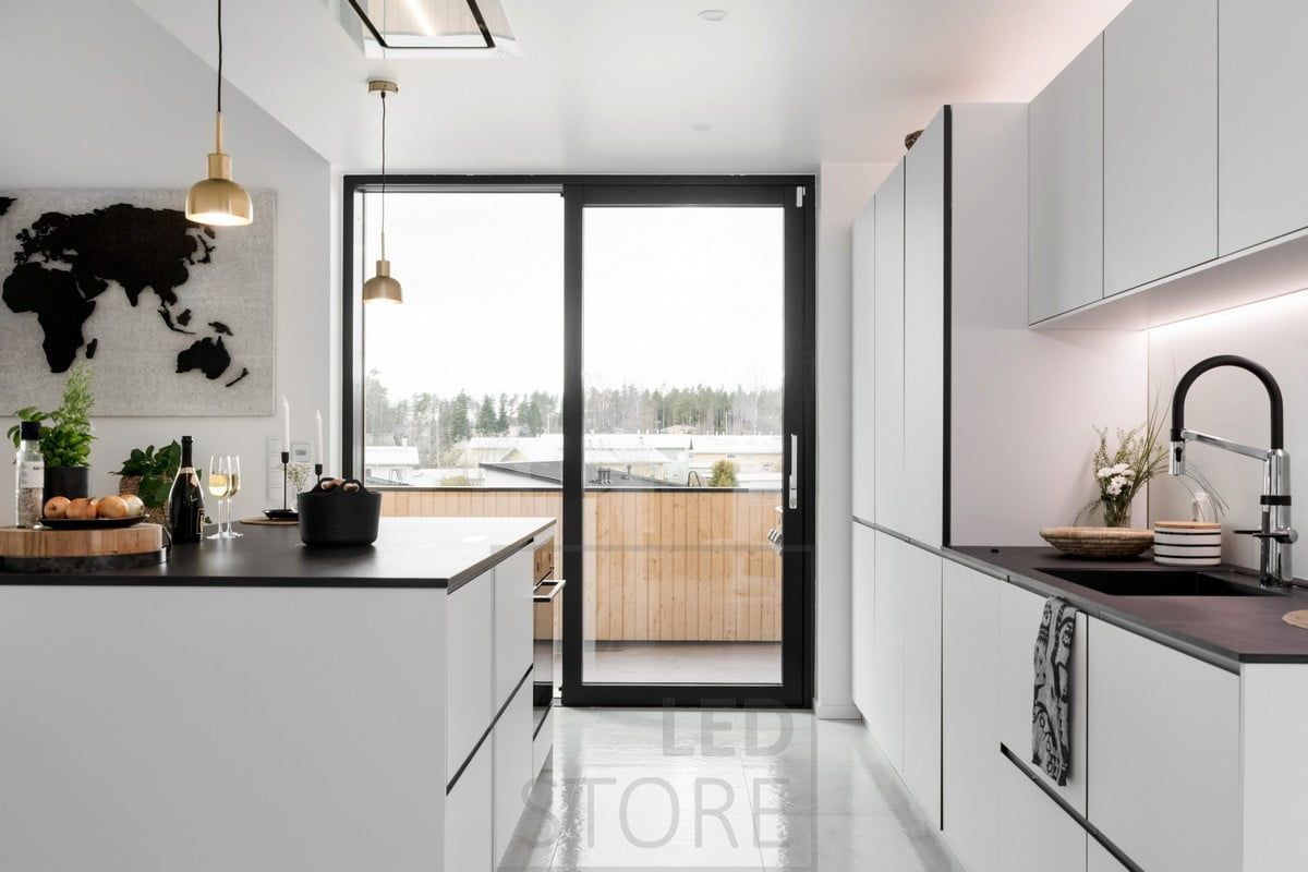 Strisce led per l'illuminazione indiretta della cucina e dei mobili. Ledstore.fi