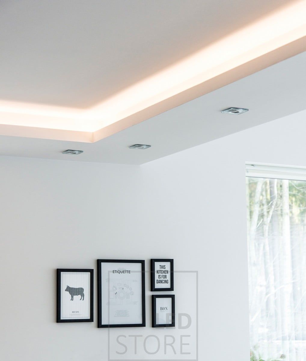 La bandiera a bandiera abbassata è dotata di spot e di una striscia LED sopra la bandiera che illumina la parte anteriore e superiore della bandiera. Ledstore.fi