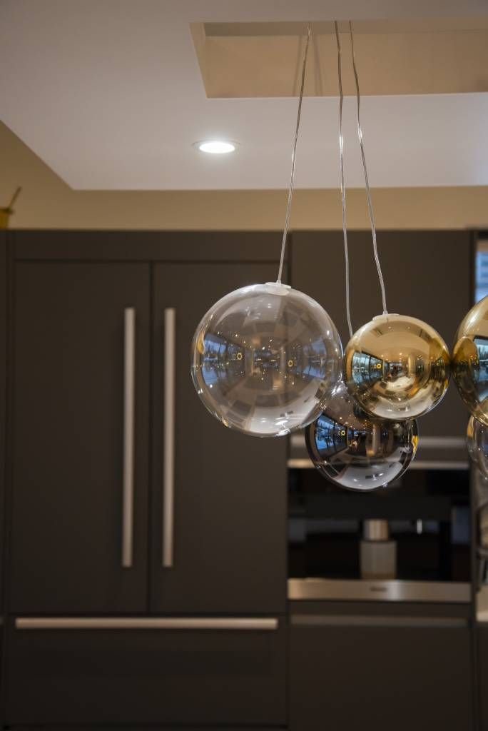 Faretti fissi bianchi modello 023 per l'isola della cucina. LedStore.fi