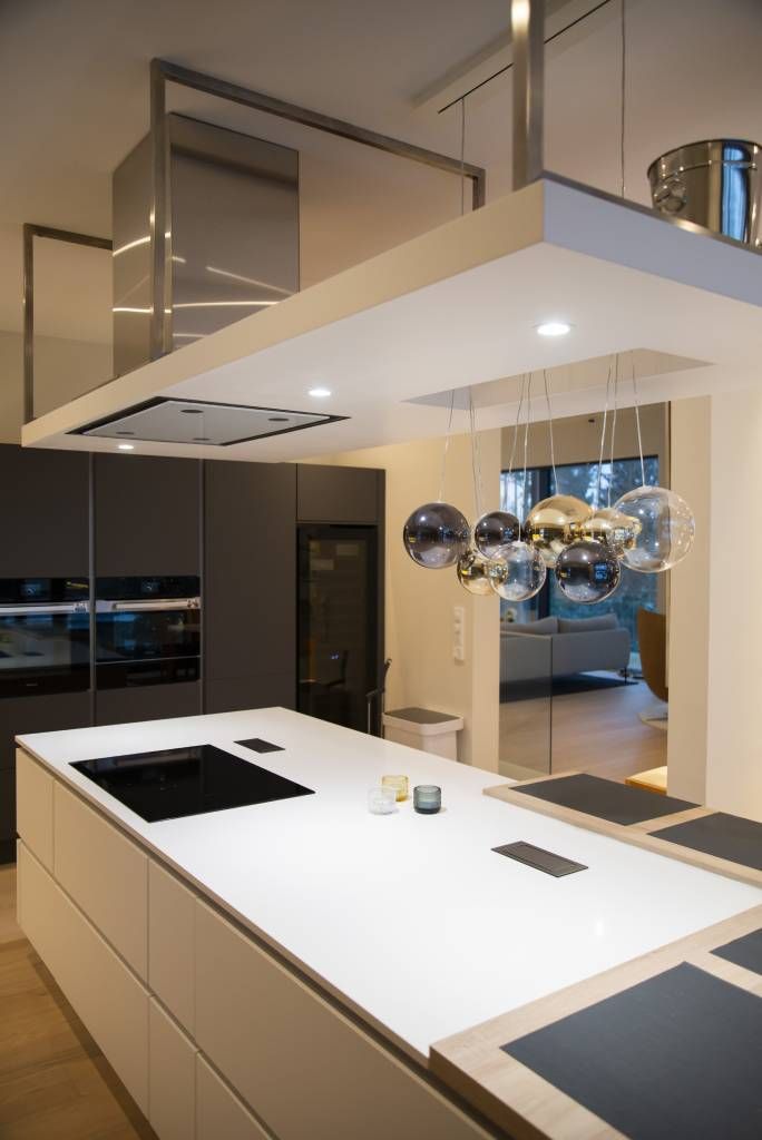 Luce diretta dai faretti bianchi modello 023 nell'isola della cucina al piano inferiore. LedStore.fi