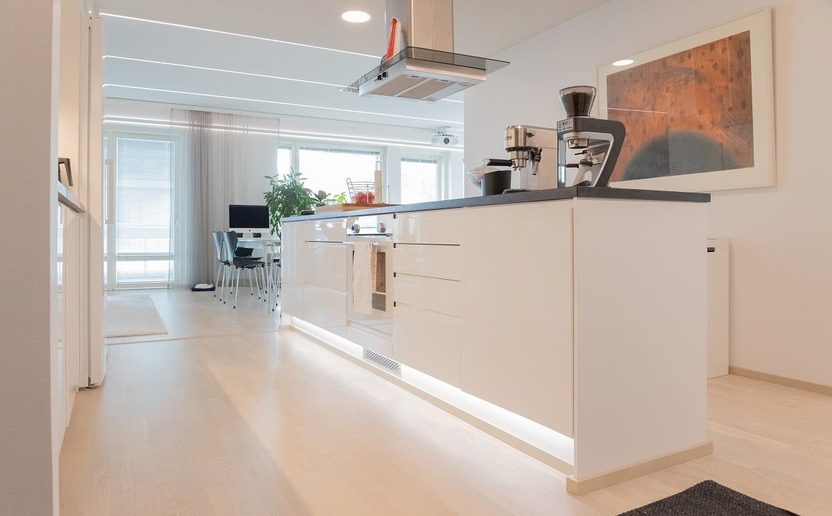 Striscia LED che illumina lo zoccolo di un'isola della cucina come luce d'accento. ©LedStore