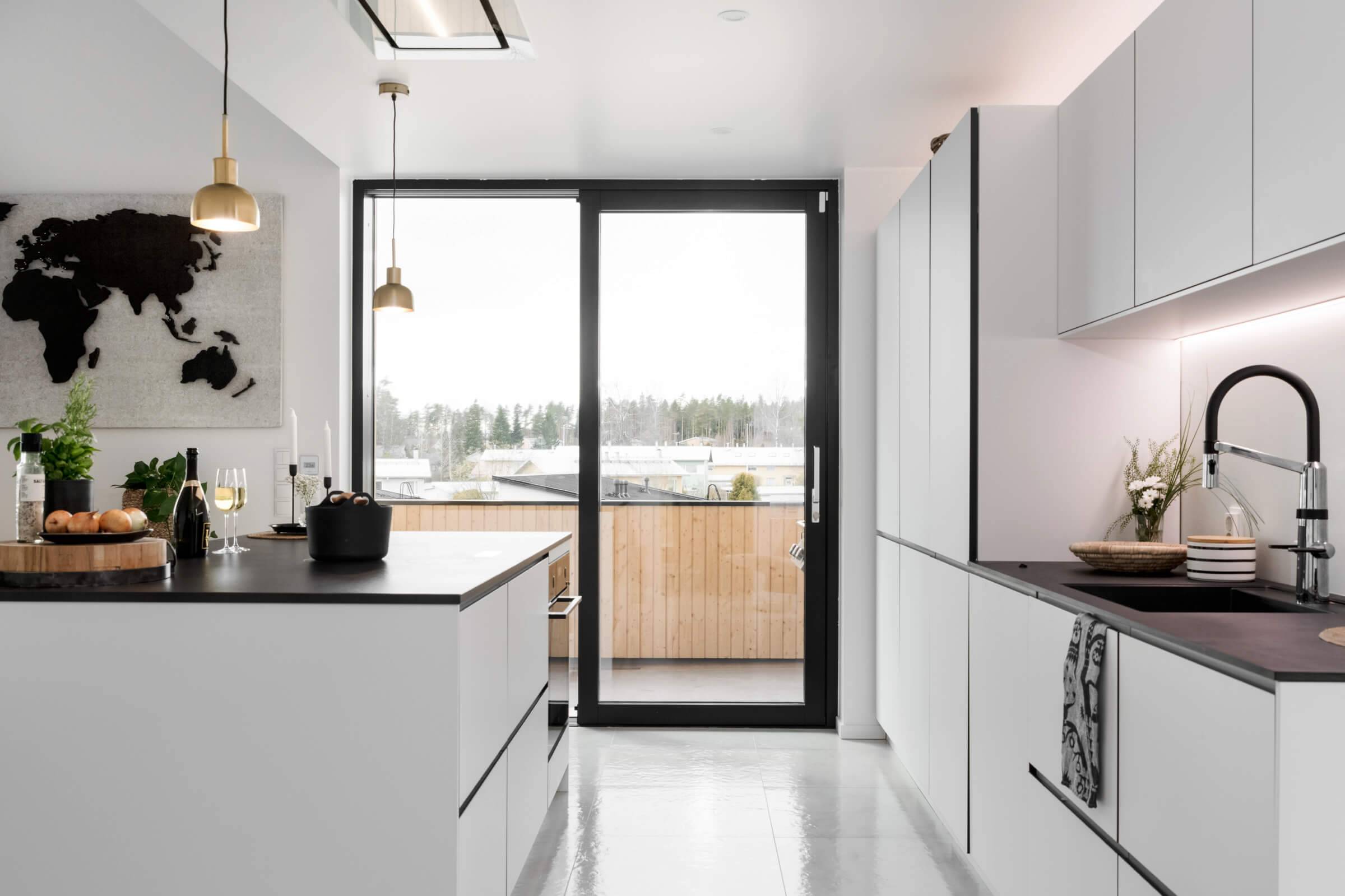Sfondo verde, quadrato bianco con la scritta "LED STORE" in grassetto maiuscolo che promuove soluzioni di illuminazione ad alta efficienza energetica.