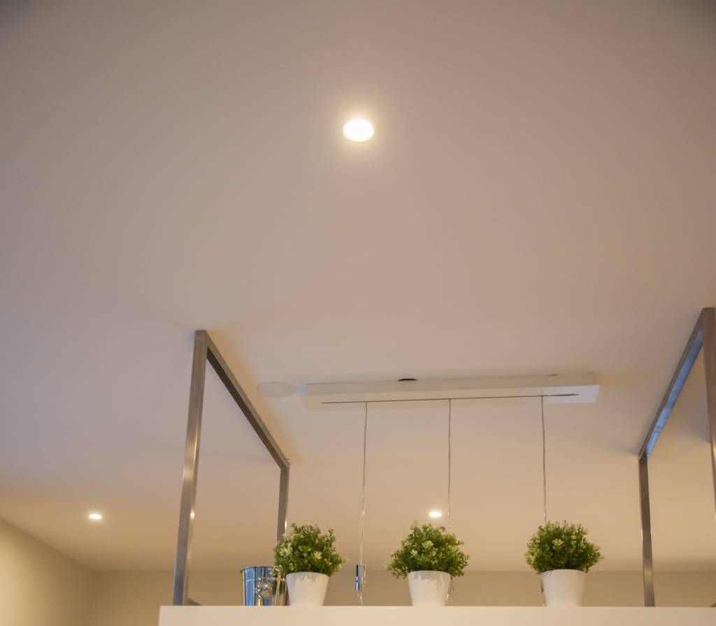 In cucina, un faretto bianco da 9W del modello 023 fissato come luce generale. © LedStore