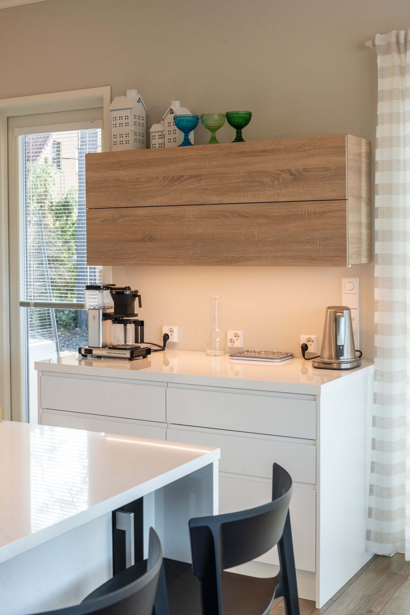 Sfondo verde con al centro un quadrato bianco con il testo "LED STORE" in grassetto, che promuove soluzioni di illuminazione ecologiche.