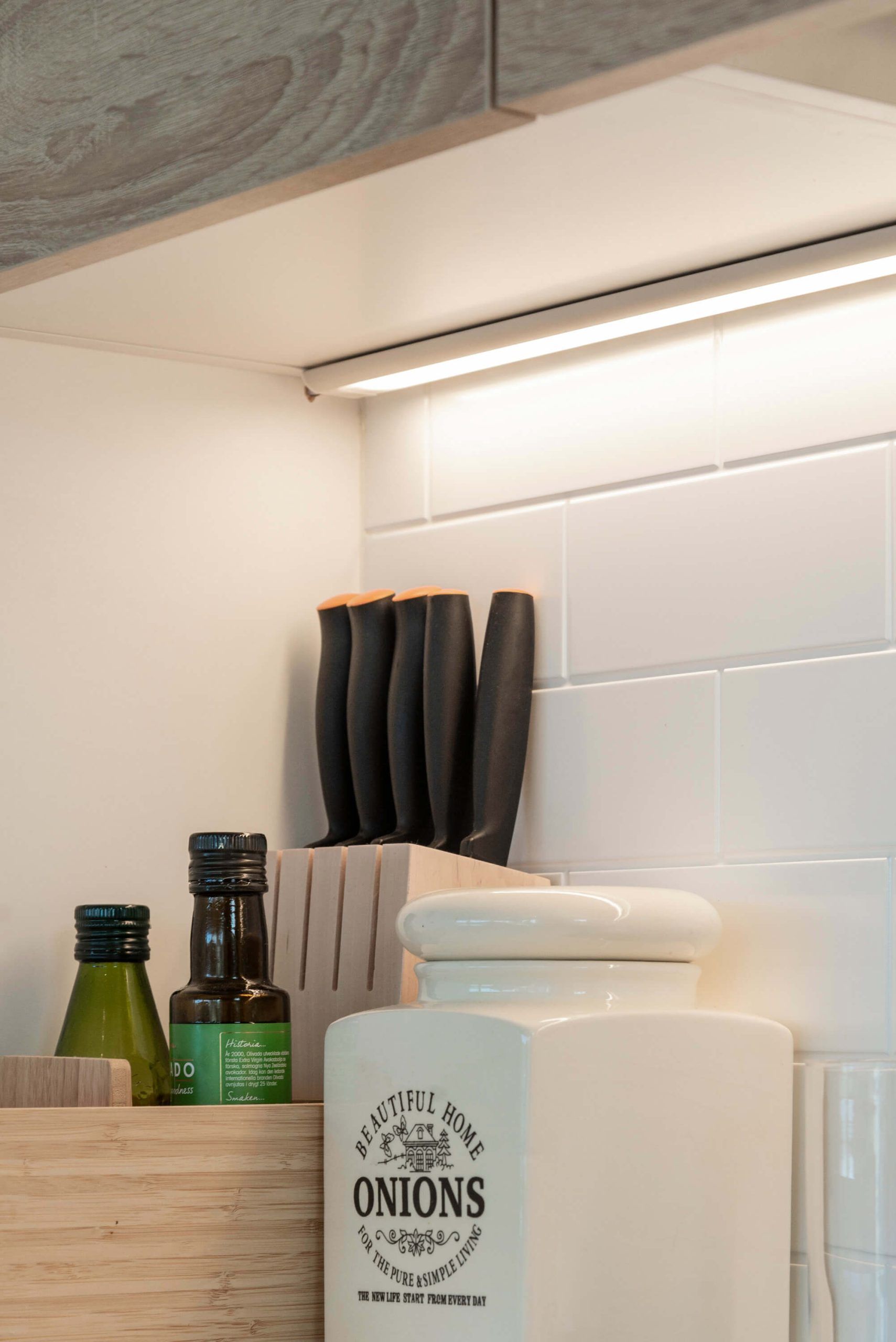 Logo del negozio di illuminazione a LED: testo bianco "LED STORE" all'interno di un quadrato bianco su sfondo verde, che evidenzia le soluzioni di illuminazione ad alta efficienza energetica.