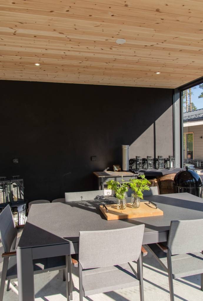 Immagine su sfondo verde con al centro un quadrato bianco con il testo "LED STORE" per valorizzare le offerte di illuminazione a risparmio energetico.