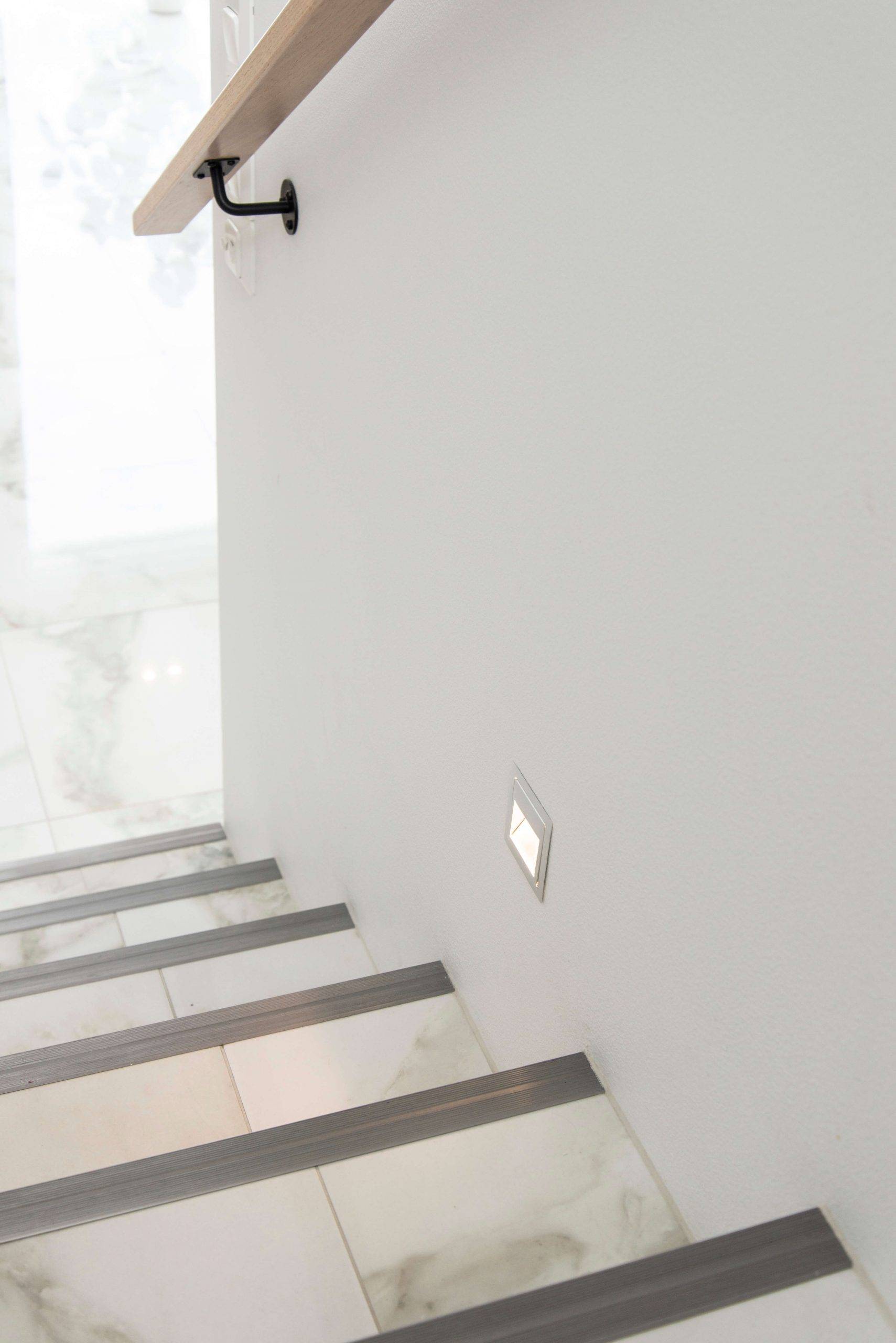 Sfondo verde brillante e quadrato bianco con la scritta 'LED STORE' in grassetto maiuscolo per promuovere un negozio di illuminazione a LED.