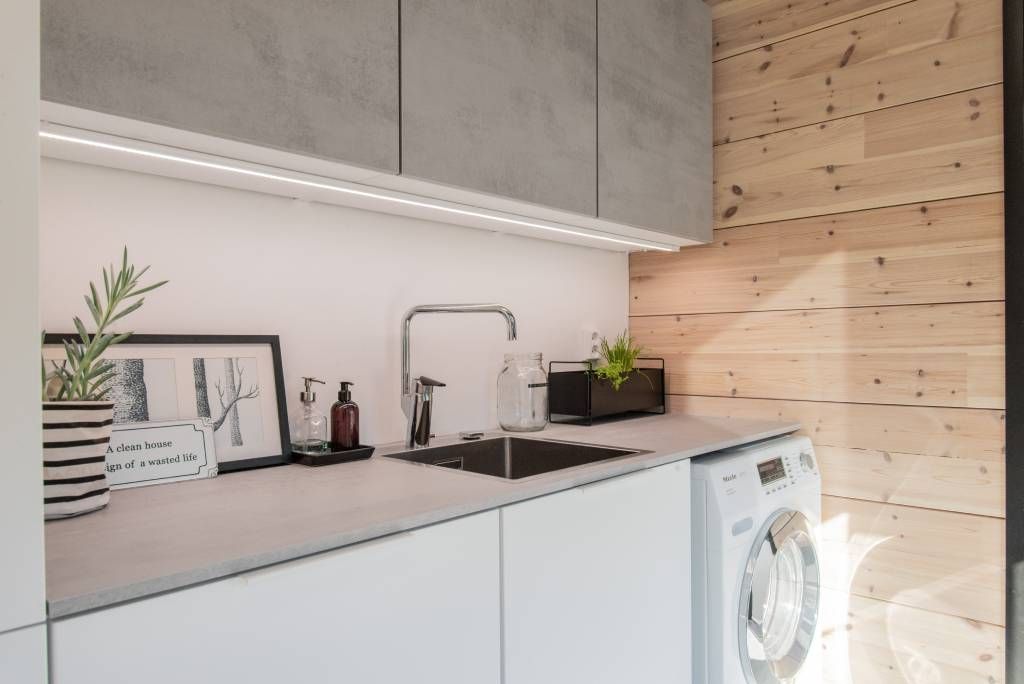 Logo LED STORE: testo bianco 'LED' sopra 'STORE' all'interno di un quadrato bianco su sfondo verde, che promuove soluzioni di illuminazione LED a basso consumo energetico.