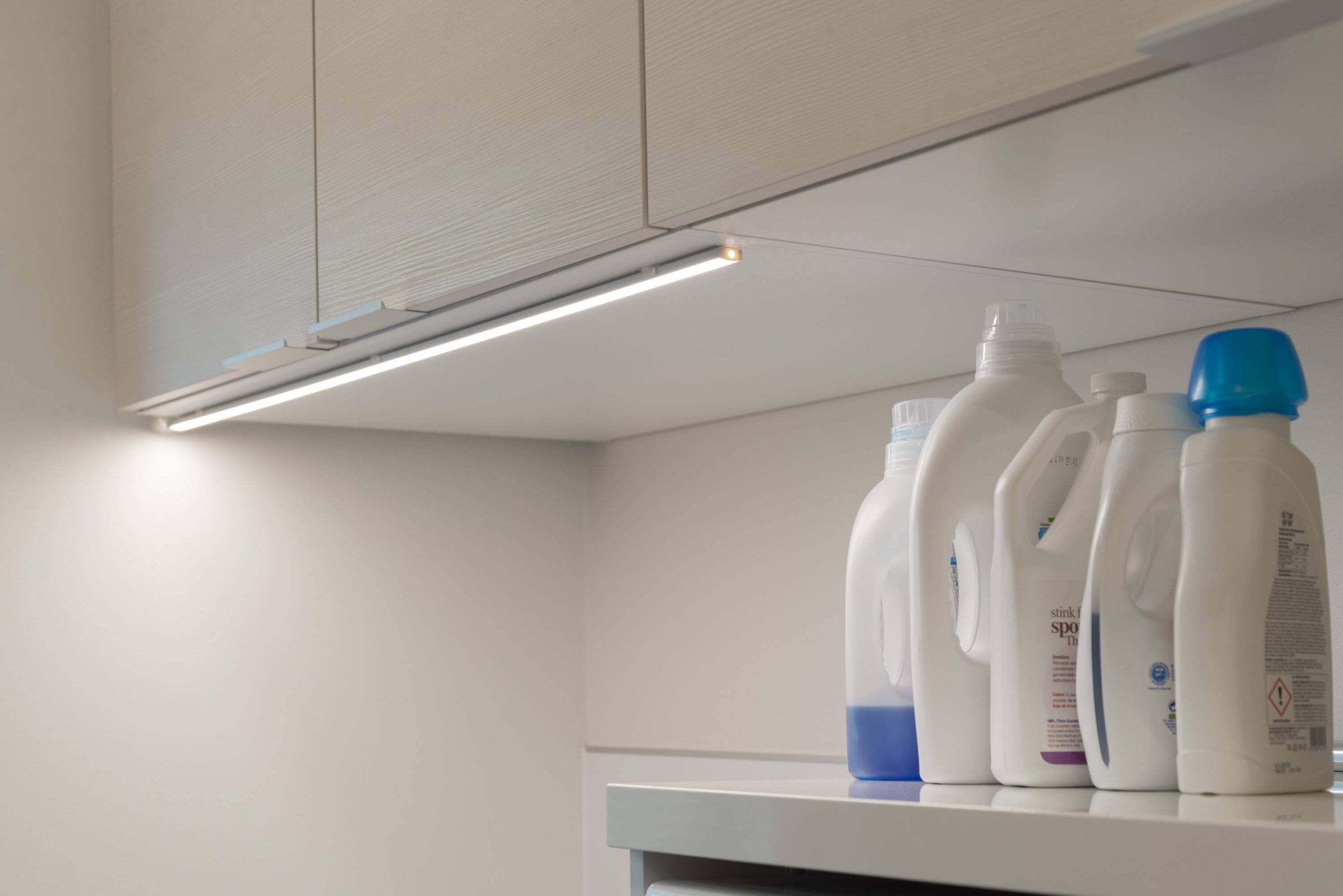 Logo LED Store: un quadrato bianco con il testo "LED STORE" in lettere bianche su uno sfondo verde brillante, che evidenzia le soluzioni di illuminazione ad alta efficienza energetica.