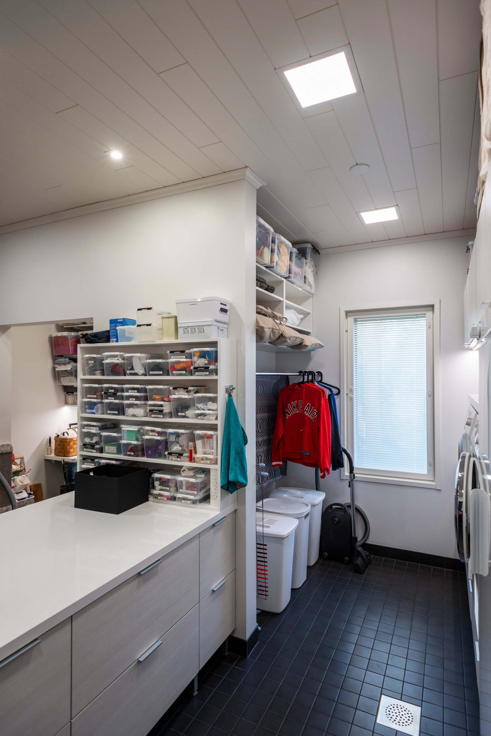 Logo del negozio di illuminazione a LED con il testo "LED STORE" in un quadrato bianco su sfondo verde, che evidenzia le soluzioni di illuminazione ad alta efficienza energetica.