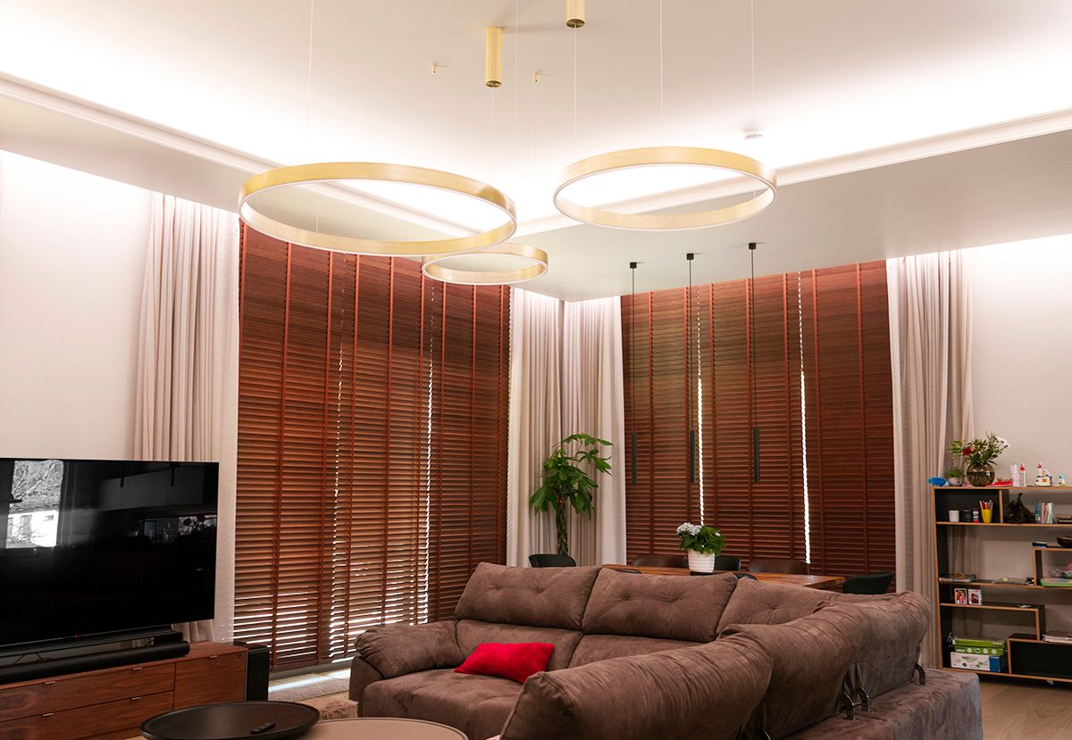 Su uno sfondo verde, il testo "LED STORE" al centro di un quadrato bianco con testo bianco in grassetto evidenzia le opzioni di illuminazione a risparmio energetico.