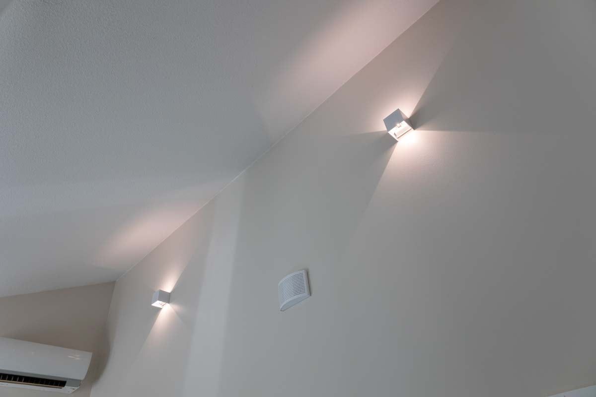 Uno sfondo verde con un quadrato bianco al centro e il testo "LED STORE" in bianco per evidenziare le soluzioni di illuminazione ad alta efficienza energetica.