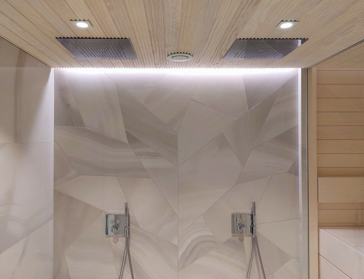 Striscia a led tra il soffitto e la parete per evidenziare la piastrella speciale. Davanti alla doccia, dei faretti impermeabili da 9W illuminano la zona. © LedStore
