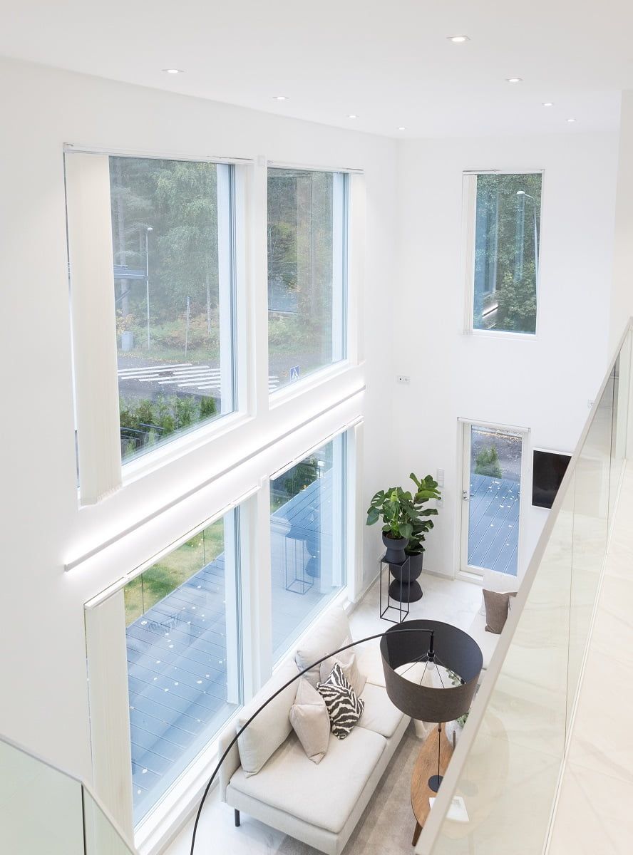 Sfondo verde con un quadrato bianco e il testo "LED STORE" in grassetto, che evidenzia le soluzioni di illuminazione ad alta efficienza energetica.