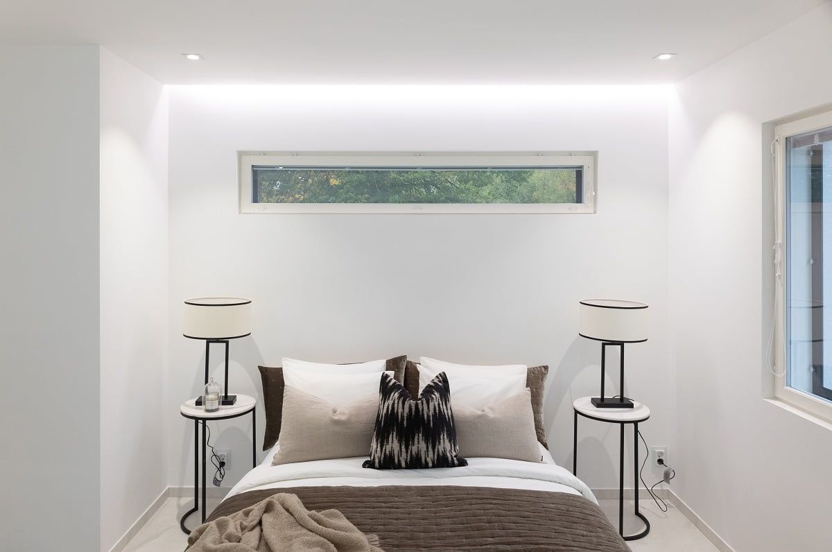 Sfondo verde e quadrato bianco con al centro la scritta "LED STORE" in lettere maiuscole bianche.